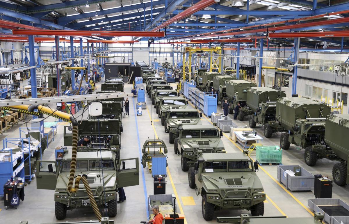 Vehículos tácticos Vamtac en la factoría de Urovesa en Valga. |  Noe Parga