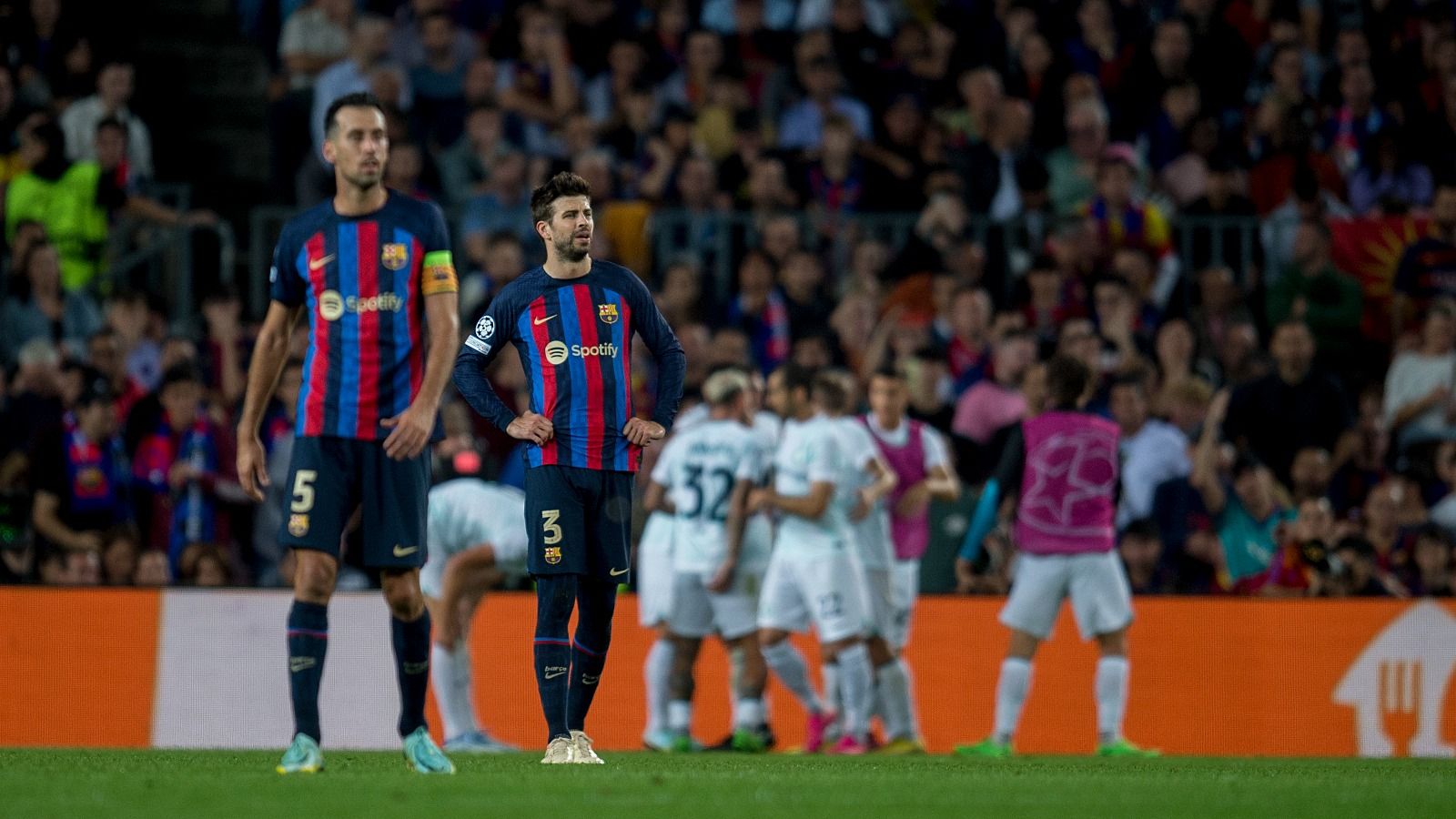 Busquets y Piqué, tras uno de los goles del Inter en el Camp Nou.