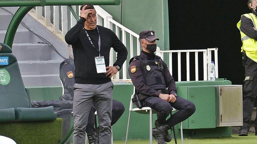 Almirón, pensativo, durante el partido del pasado sábado frente al Cádiz.