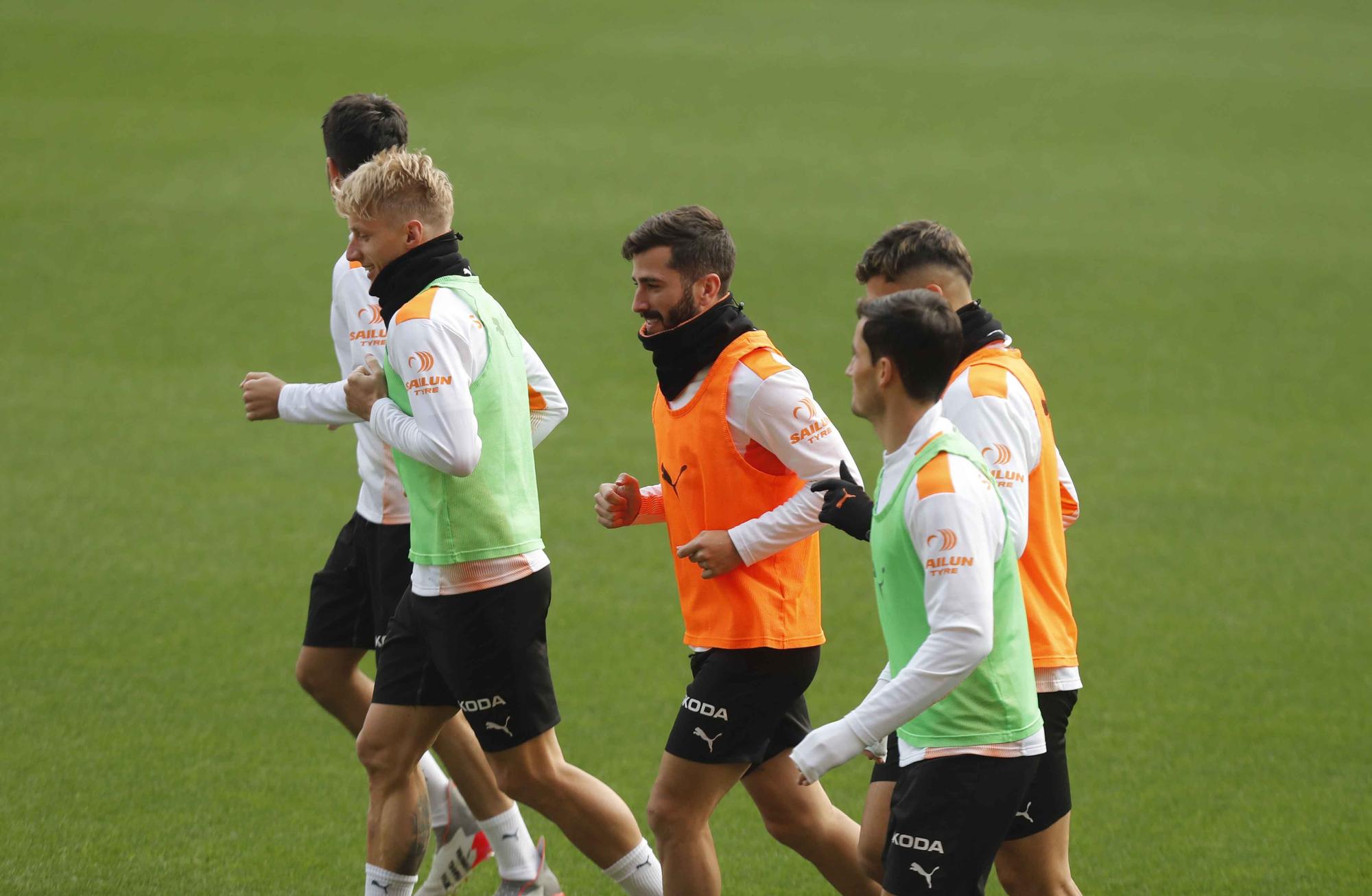 Última sesión del Valencia antes del derbi frente al Levante