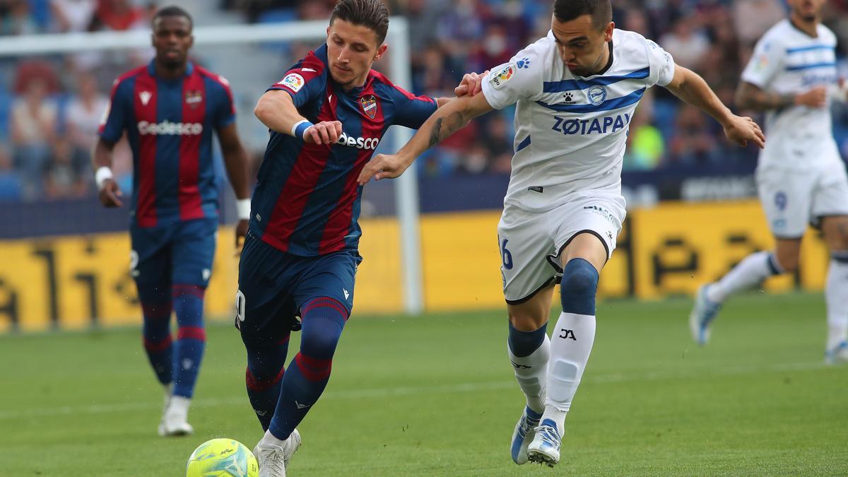 Enis Bardhi fue titular en el partido contra el Deportivo Alavés