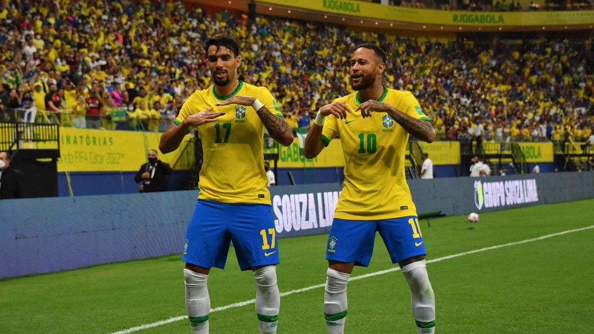 Neymar y Lucas Paquetá celebrando un gol con Brasil