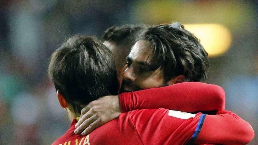 Silva felicita a Isco tras su gol durante el partido.
