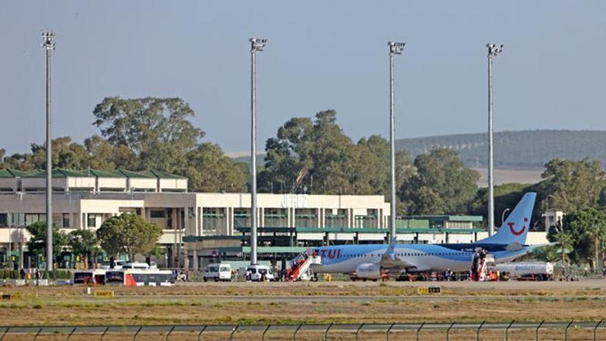 Un avión con destino a Gran Canaria aterriza de emergencia en Jerez de la Frontera