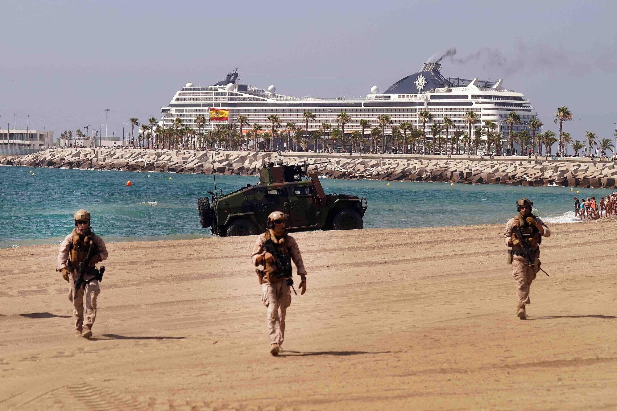 Exhibición dinámica de un desembarco anfibio de La Armada, donde aviones, helicópteros, Infantes de Marina, embarcaciones rápidas y lanchas de desembarco actúan en un escenario simulado de rescate de rehenes