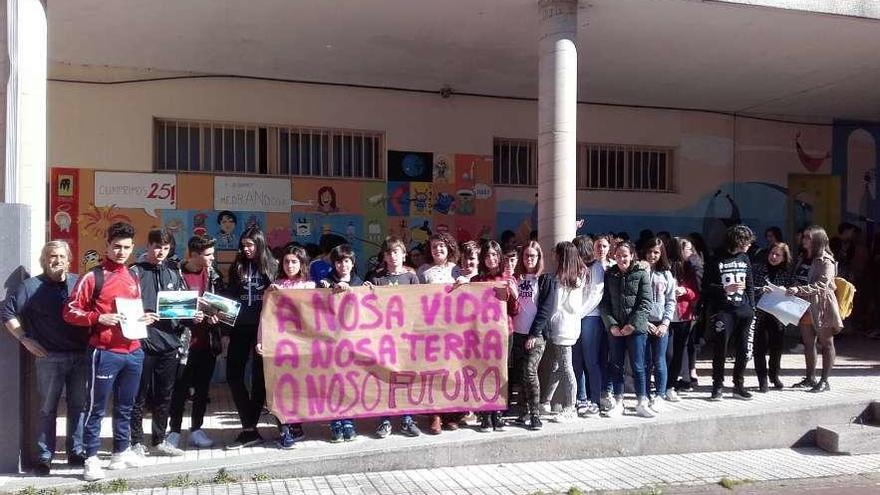 El alumnado del Johan Carballeira se moviliza contra el cambio climático