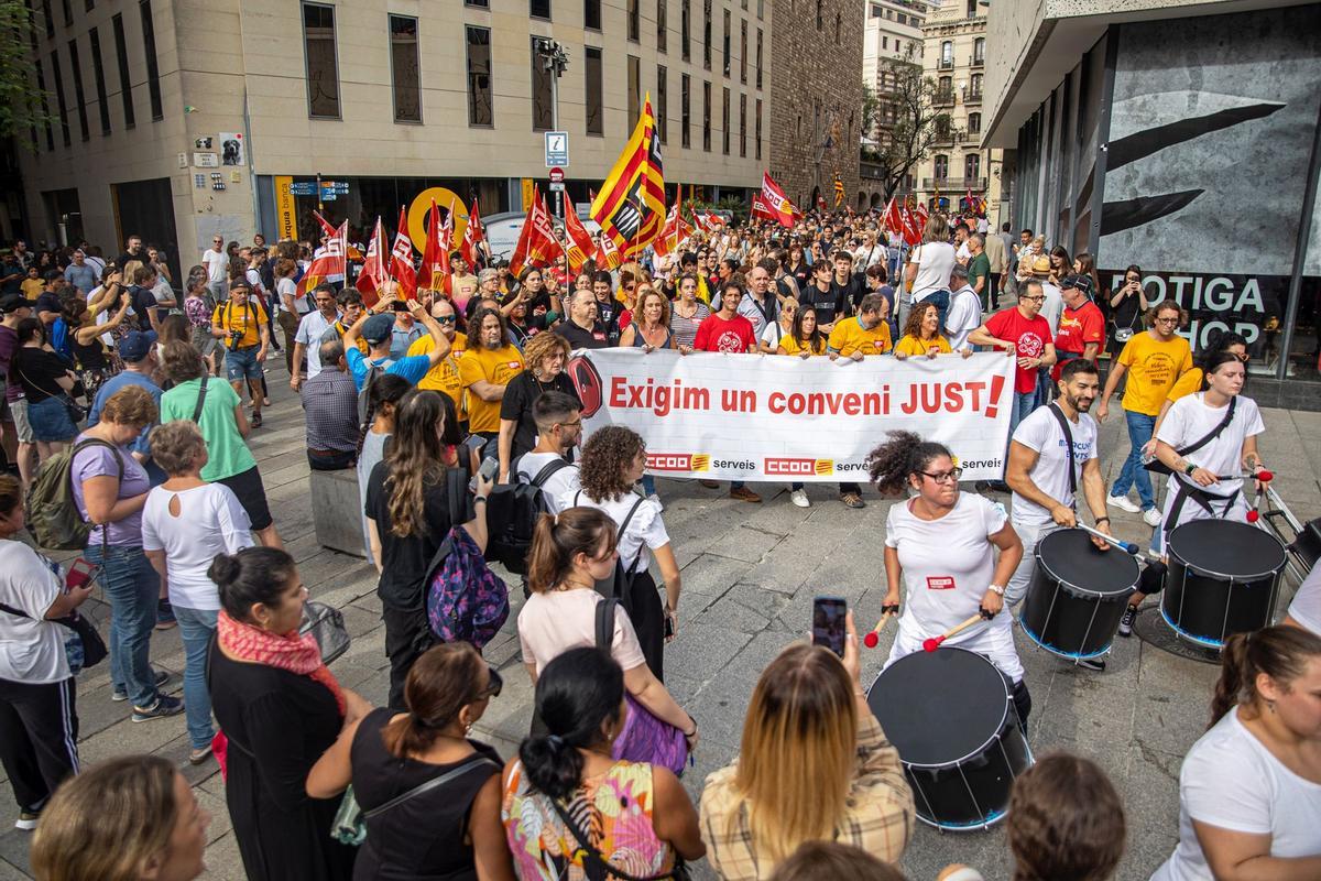 Manifestación de trabajadores del sector servicios para reclamar mejoras salariales y convenios justos, en Barcelona.