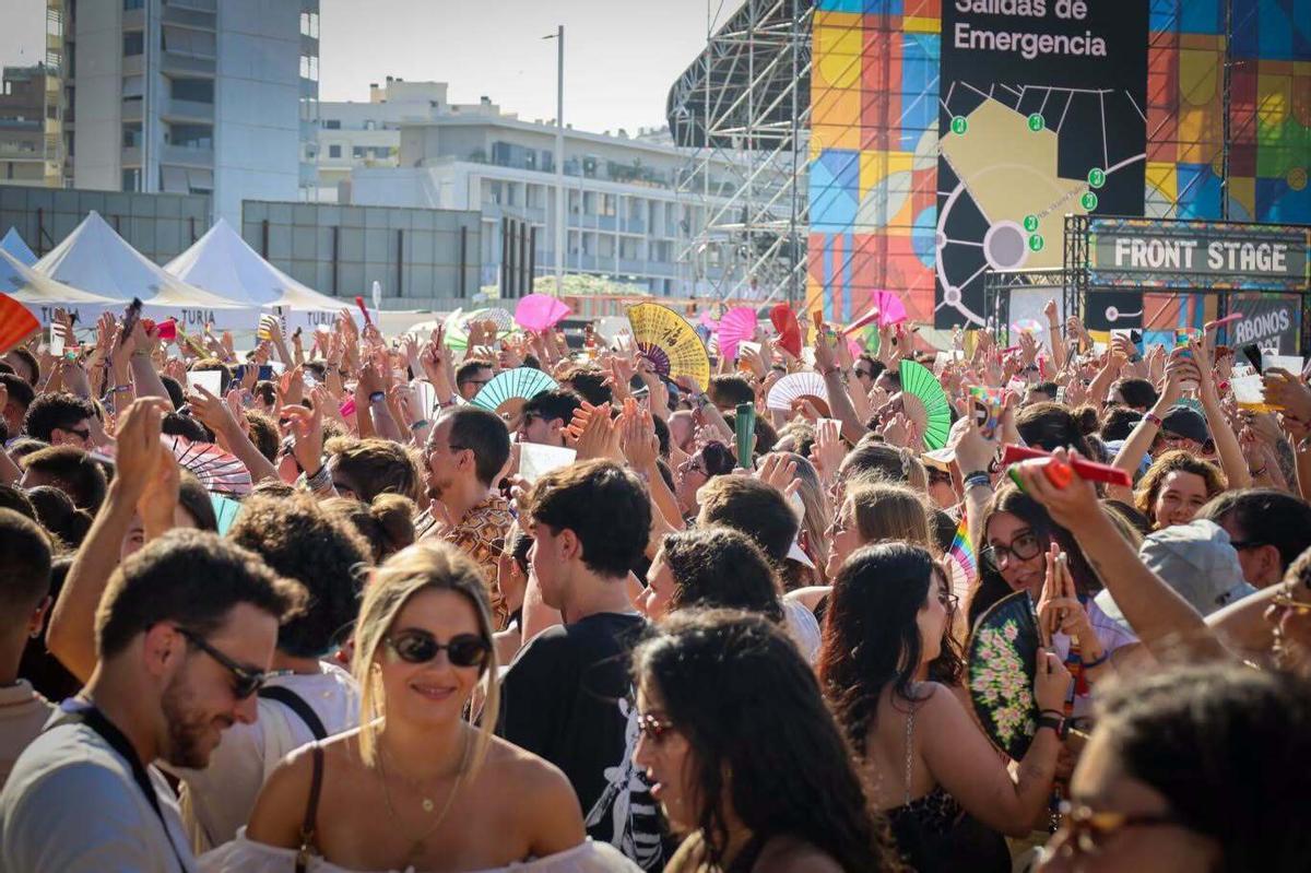 Decenas de abanicos contra el sofocante calor de la tarde en el Bigsound