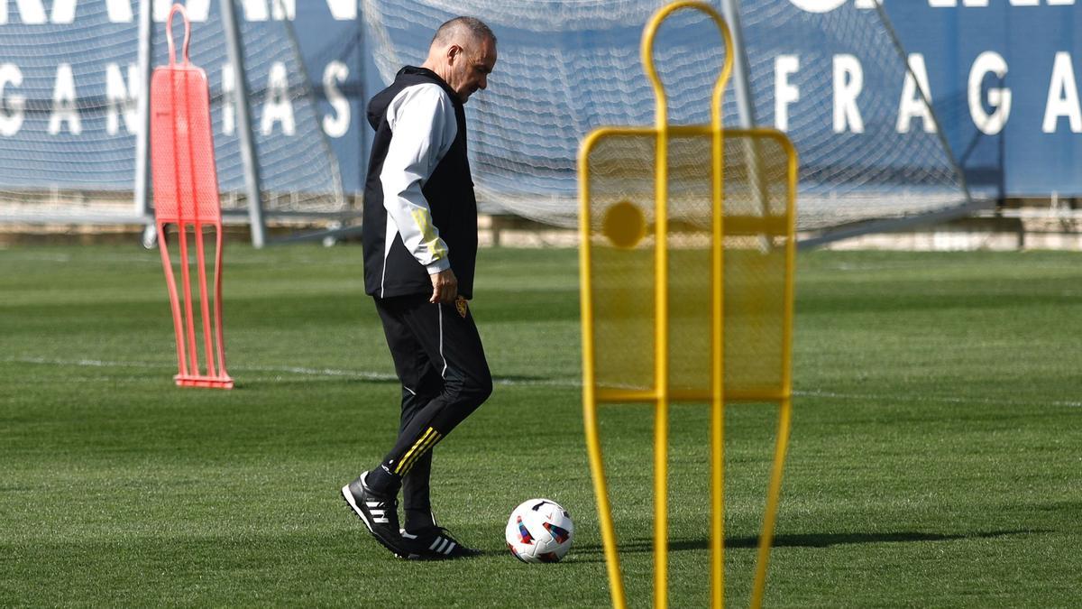 Víctor Fernández, en el entrenamiento de este viernes con el Real Zaragoza.