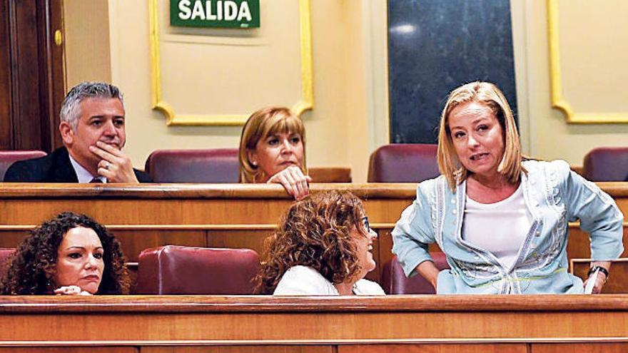 Ana Oramas (de pie), en el Congreso de los Diputados junto a González Taño.