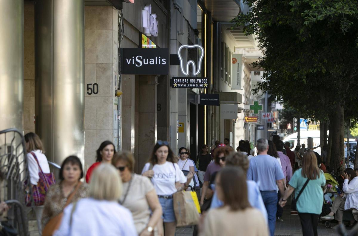 Peatones en la calle Colón de València.