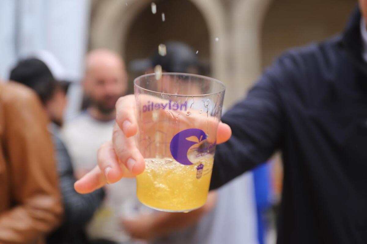 Proceso de escanciado en una feria dedicada a la sidra en A Estrada