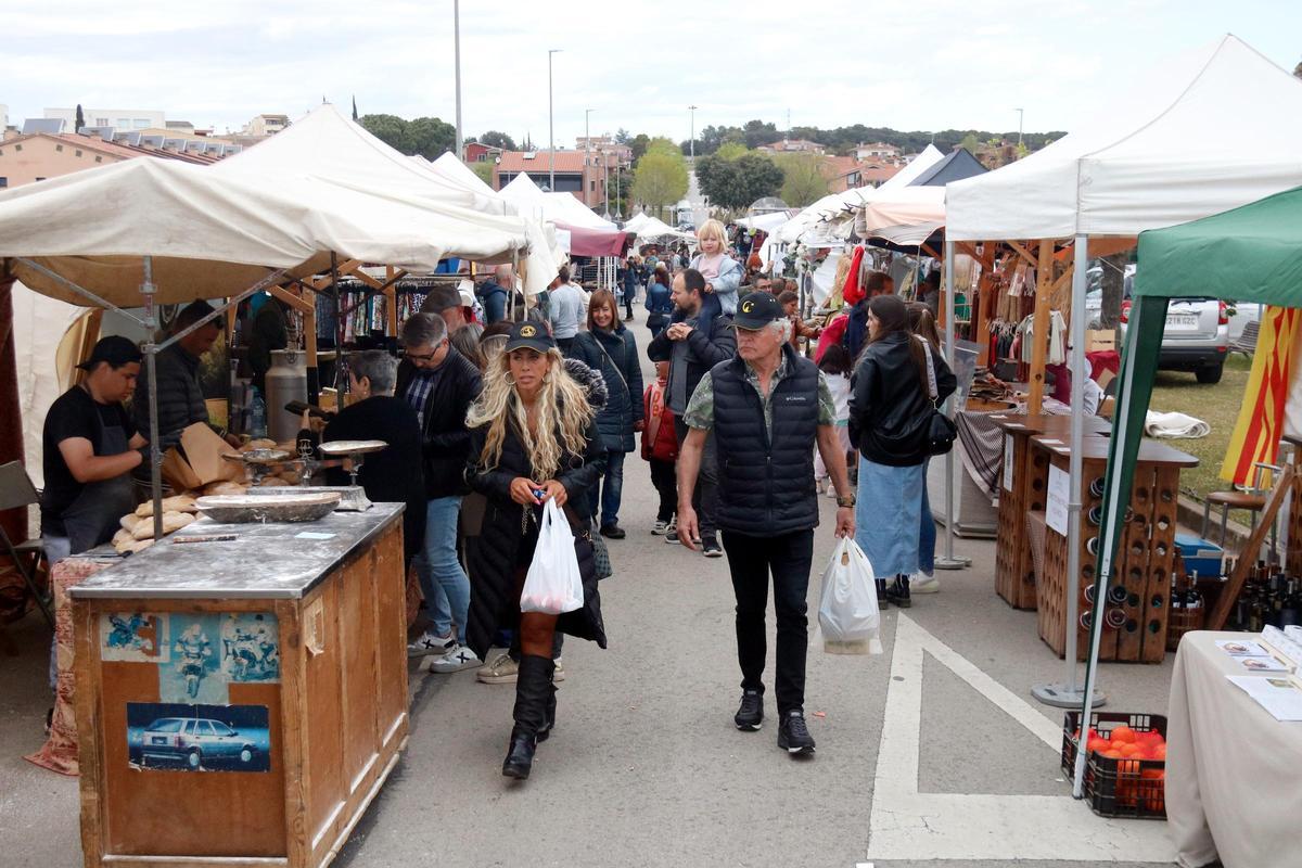 Visitants passejant per la fira comercial.