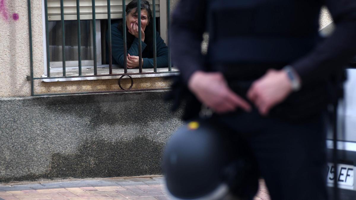 Una mujer observa desde su casa el despliegue policial en una redada en el Espíritu Santo de Espinardo en 2021.