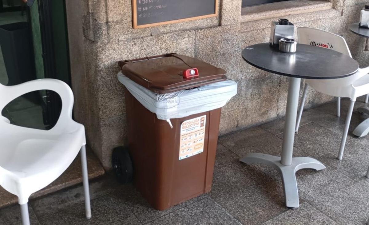 Descargando compost el sábado en A Xunqueira (Moaña). |  S.Á.