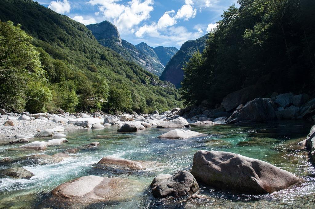 El río Verzasca tiene una de las aguas más limpias de toda Suiza (y del mundo)