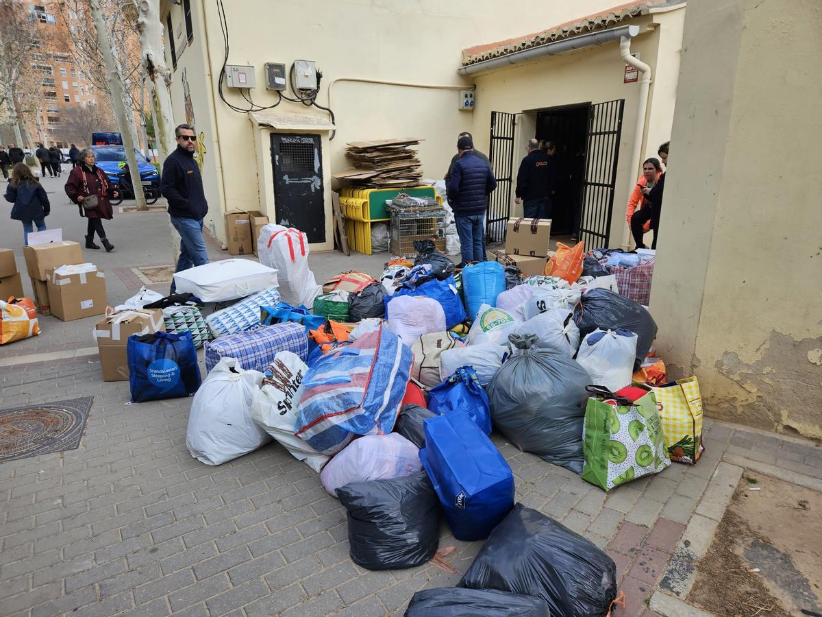 Bolsas de ropa acumuladas a la puerta de la falla Maestro Rodrigo-General Avilés de València.