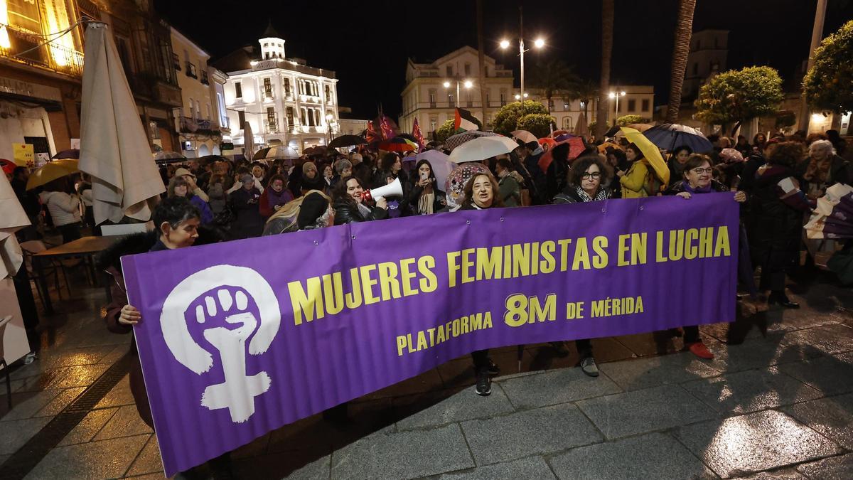 El feminismo emeritense marcha unido por los derechos de las mujeres.
