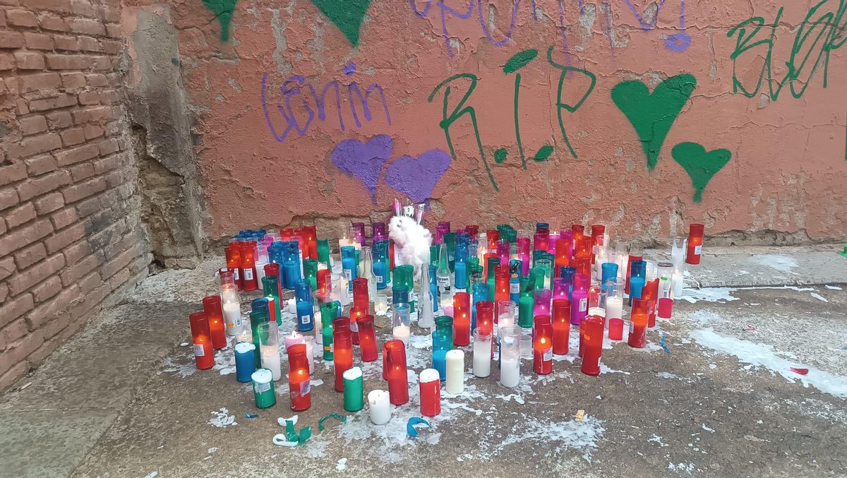 Decenas de velas recuerdan en un parque de Collblanc a los dos jóvenes vecinos de L'Hospitalet fallecidos este lunes en el río Segre