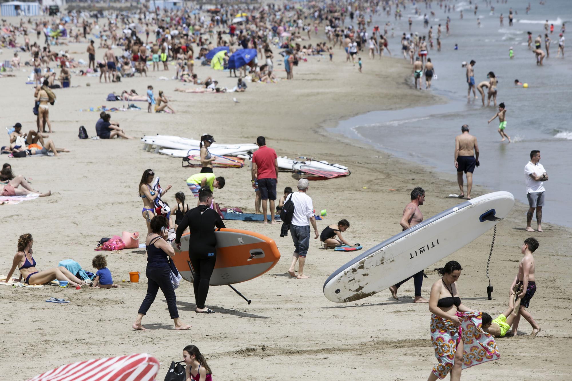 Los turistas abarrotan las playas y las terrazas