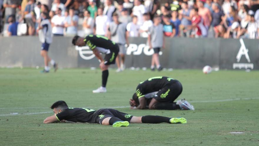 Los jugadores del FC Cartagena, tristes tras el partido que les deja sin ascenso