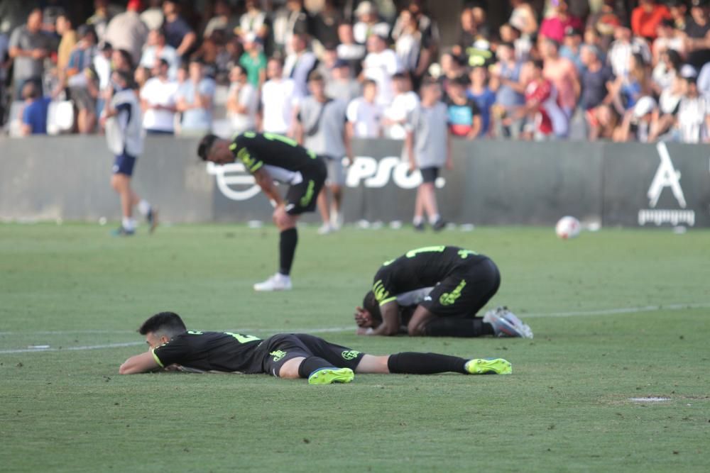 Los jugadores del FC Cartagena, tristes tras el partido que les deja sin ascenso