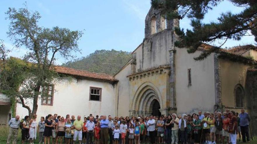 Miembros de la plataforma en defensa de la iglesia de Bedón reclaman atención para el monumento, en agostode 2013.