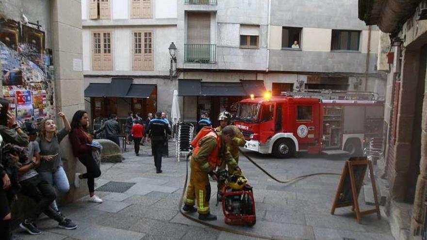 Los bomberos, actuando en el incendio. // Jesús Regal