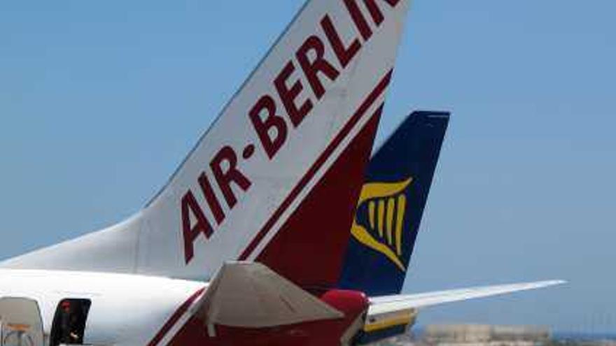 Un avión de la compañía Air Berlin espera pasajeros en la plataforma del aeropuerto provincial.