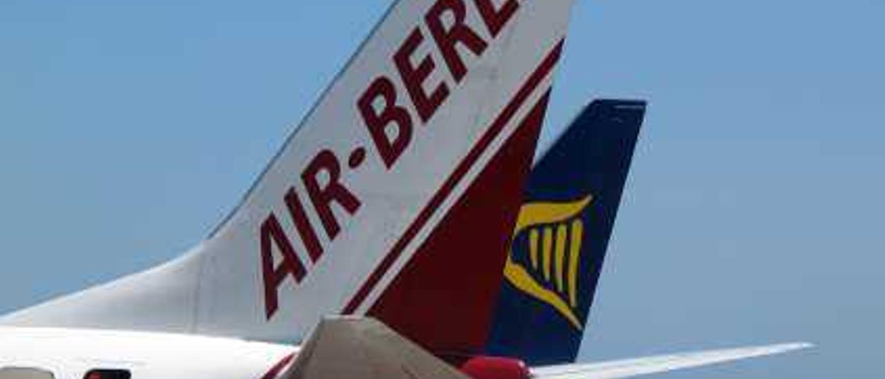 Un avión de la compañía Air Berlin espera pasajeros en la plataforma del aeropuerto provincial.