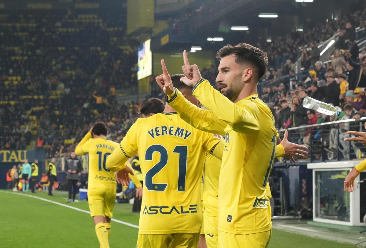 Álex Baena celebra un gol, esta temporada, durante un encuentro disputado en el Estadio de la Cerámica.