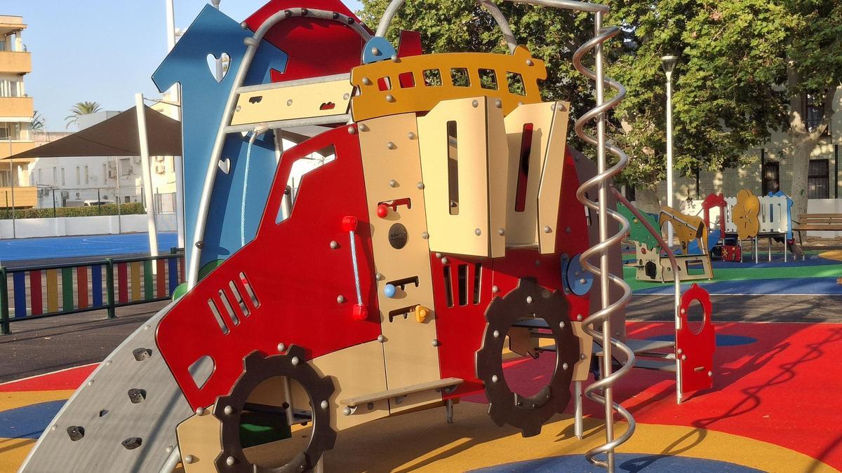 Uno de los nuevos columpios de Jávea Park