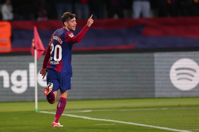 El FC Barcelona prepara un homenje al capitán del Barça, Sergi Roberto tras anunciar su despedida del club. 