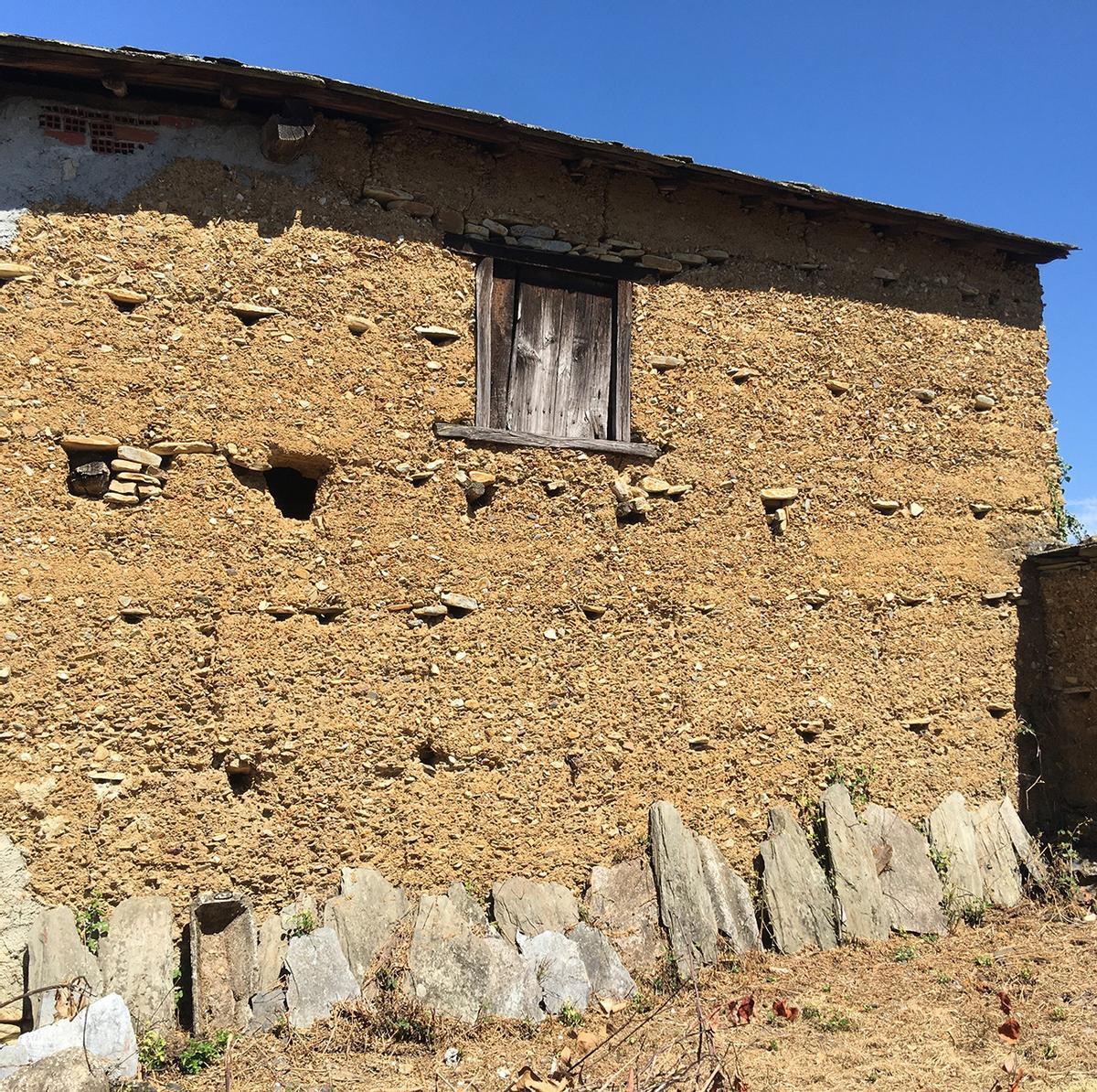 Edificación con muros de tierra