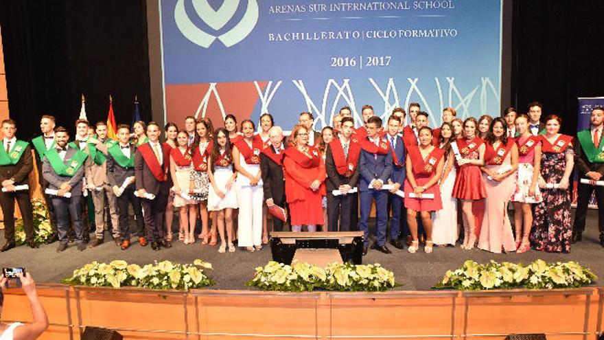 Los alumnos de la XXI promoción de Bachillerato del Colegio Arenas en el acto de graduación este viernes en Expomeloneras.