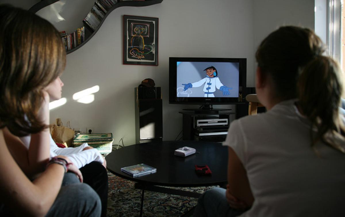 Dues nenes veuen la televisió. Dues nenes veuen la televisió.