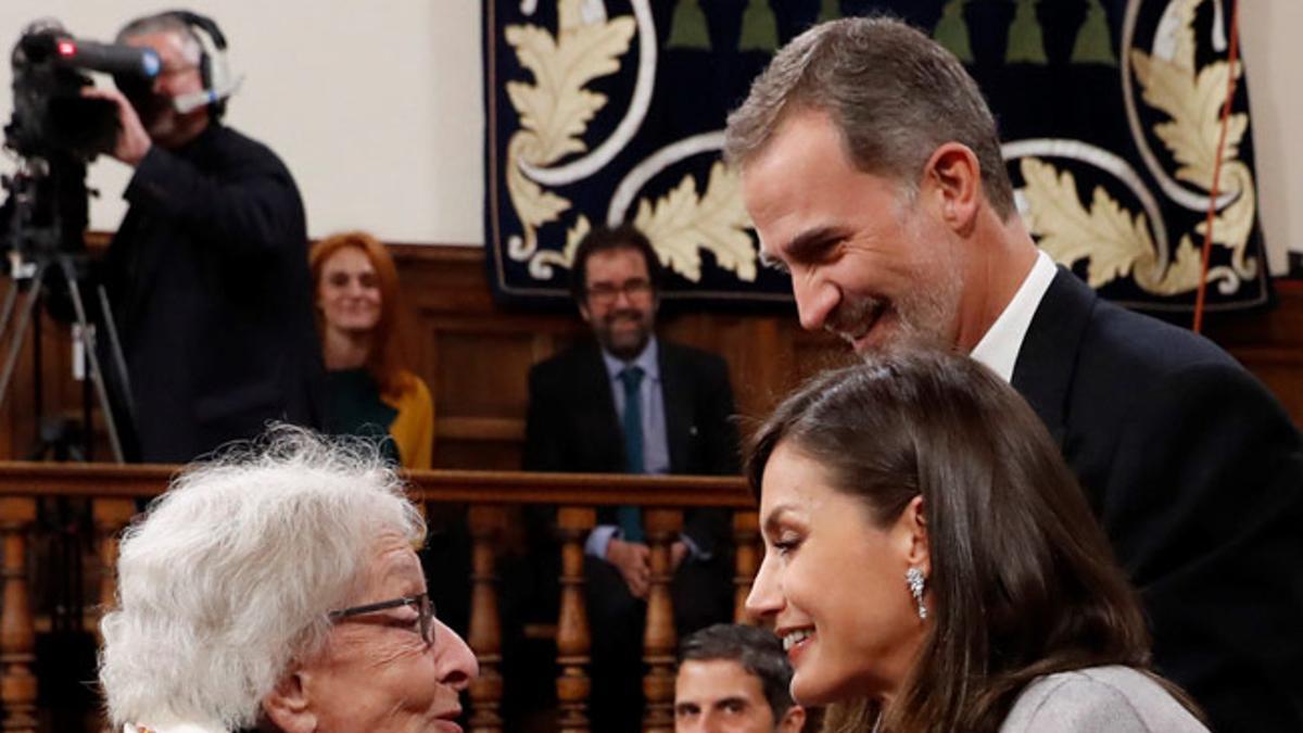 Letizia Ortiz felicita a Ida Vitale por su Premio Cervantes