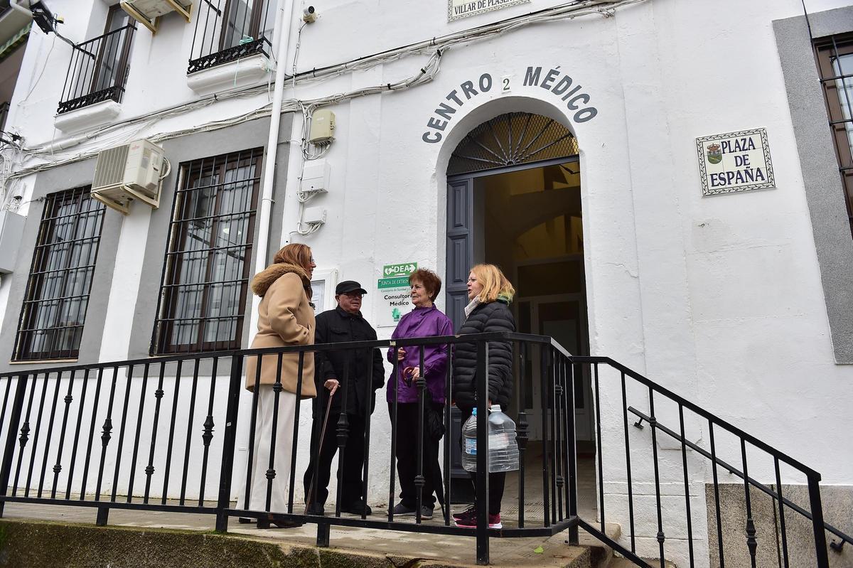 La alcaldesa (izquierda), conversando con vecinos de Villar de Plasencia.