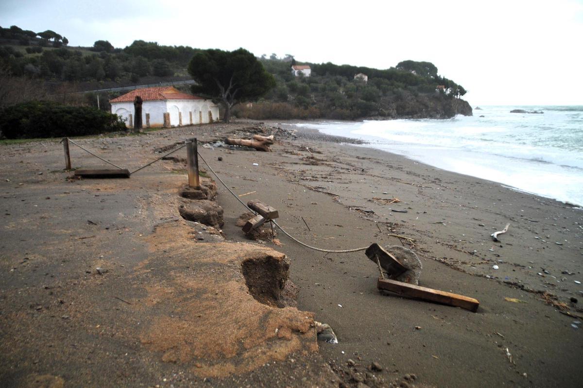 La platja de Garbet, després d'un temporal recent, sense curculles