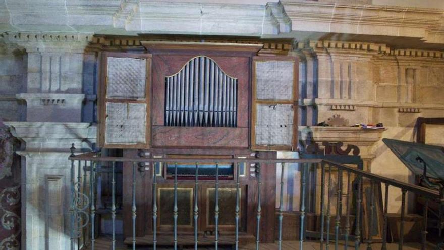 El órgano aún conserva su policromía y ornamentación original.