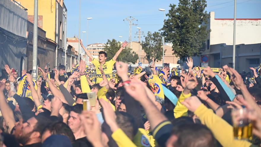 La afición del Villarreal acompaña al equipo en la previa de una noche histórica