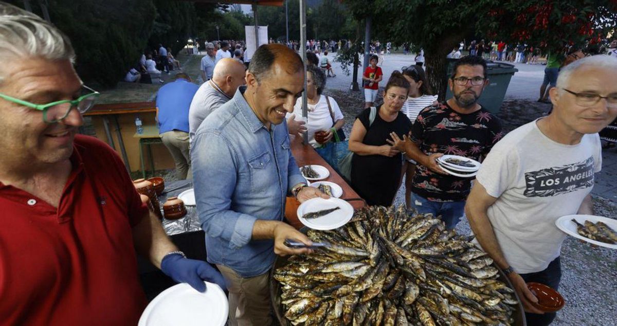 El alcalde sirve sardinas a los asistentes. | G. Santos