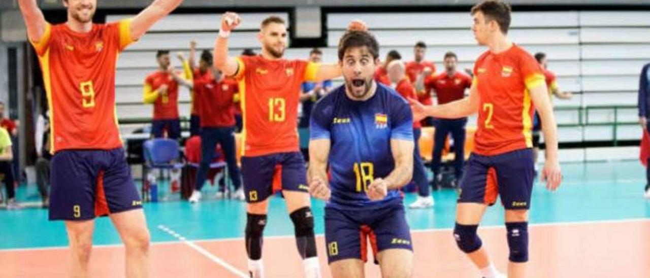 Alejandro Vigil, a la izquierda, celebra la clasificación de España para el Europeo.