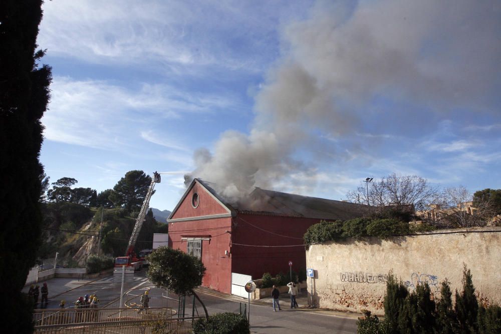 Incendi d''una nau a Sant Feliu de Guíxols prop de la sala Las Vegas.