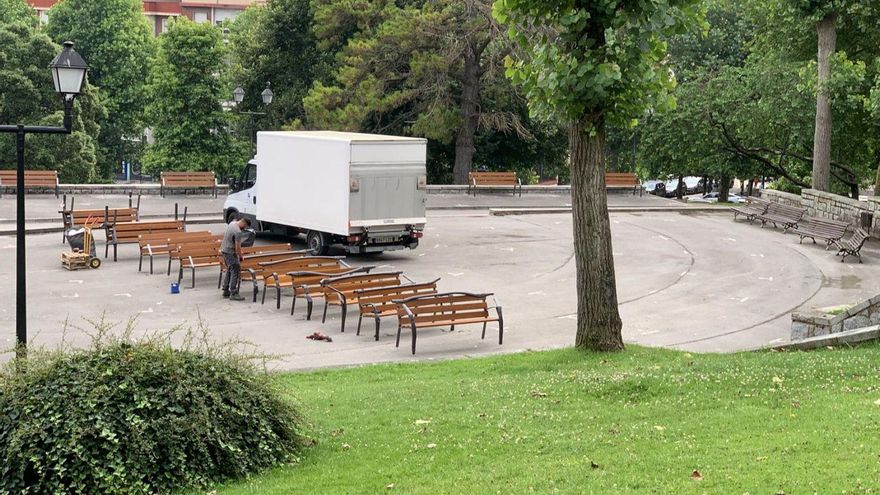 Nuevos bancos para el campillín. El Ayuntamiento procede estos días a instalar en el Campillín nuevos bancos «más modernos y altos» como los ya instalados previamente en el Campo San Francisco. | MIGUEL ÁNGEL CABALLERO