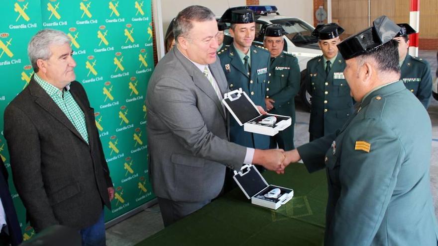 Bernabé presidió la entrega de los equipos de identificación de ganado a la Guardia Civil.