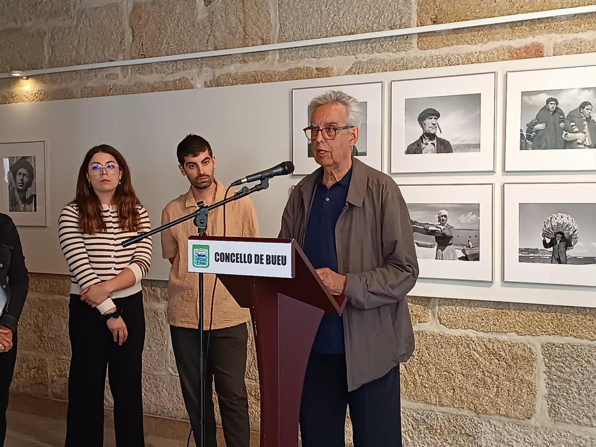 Xosé Luís Suárez Canal, un dos comisarios da exposición e sobriño de José Suárez, no acto de inauguración na Sala Amalia Domínguez Búa en Bueu.