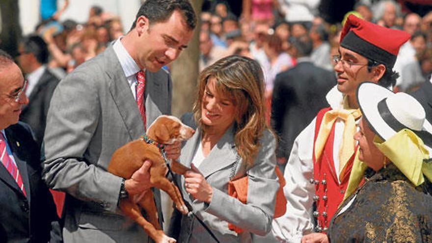 Don Felipe y doña Letizia fueron obsequiados con un ´ca eivissenc´ durante su visita oficial a Balears, en 2005.