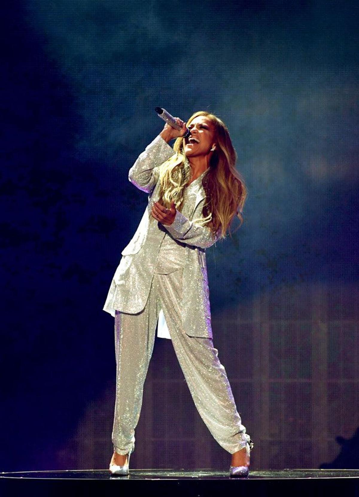 Jennifer Lopez escogió para el escenario de los AMAs un look deportivo glitter