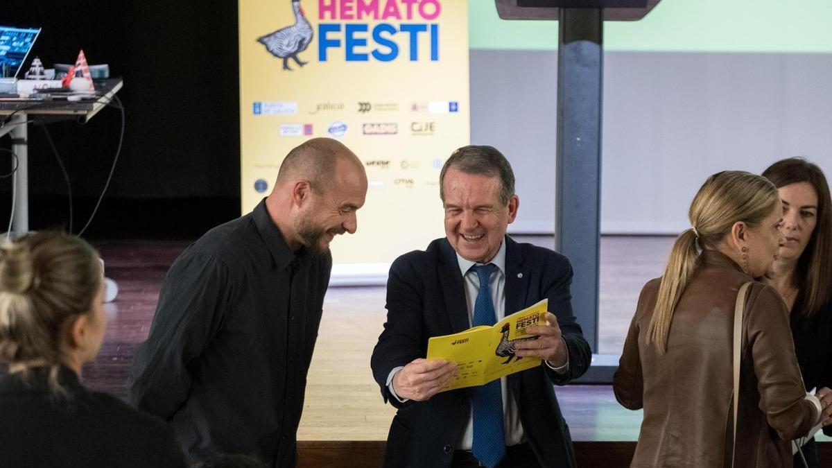 Abel Caballero con el ilustrador Alberto Vázquez durante la presentación del HematoFesti.